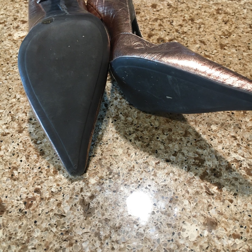 BCBGeneration Gold Heels - Picture 4 of 4
